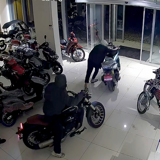 Kepengini zorlayarak girdikleri galeriden 1 dakikada 4 motosiklet çaldılar