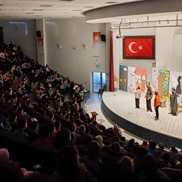 DPÜ Eğitim Fakültesi öğrencilerinden beğeni toplayan tiyatro gösterimi