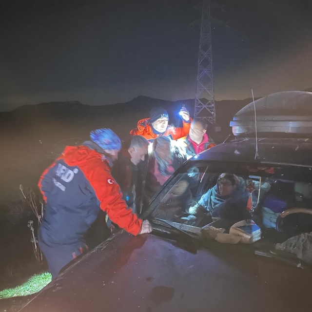 Yaylada mahsur kalan yaşlı çifte gece görüşlü dron takibi: Saatler sonra bu...