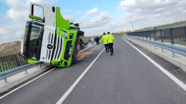 Kırklareli'de yem yüklü tır köprüde devrildi