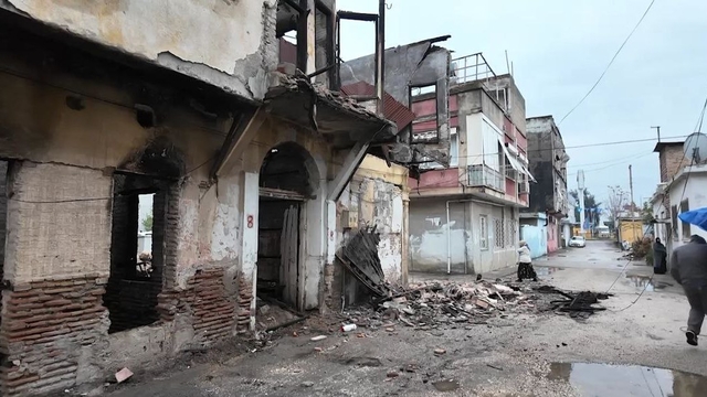 Metruk binanın bir bölümü gürültüyle yıkıldı: Mahalleli deprem sandı