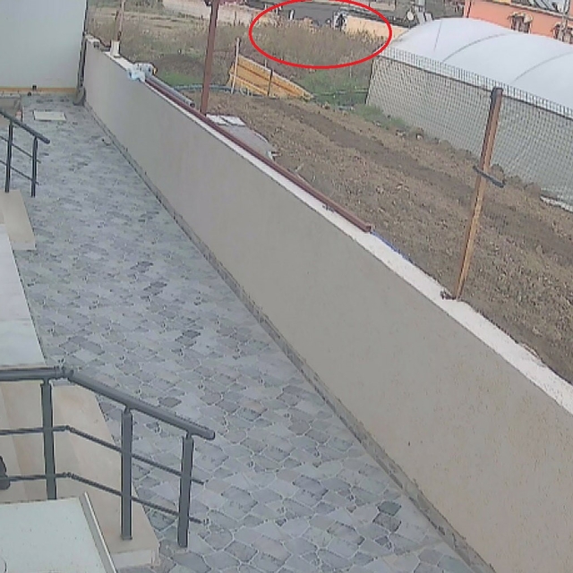 Kalp krizi geçiren adam duvarın üzerinden bahçeye düştü