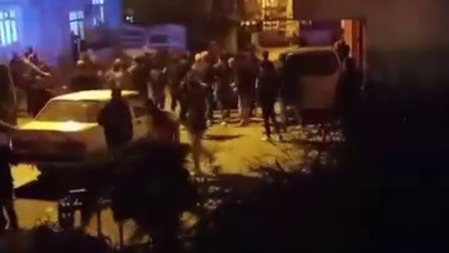 Aileler arasında savaşı andıran kavgada evler ateşe verildi