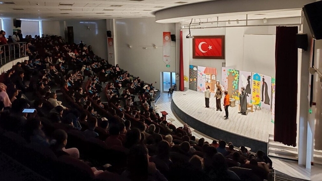 DPÜ Eğitim Fakültesi öğrencilerinden beğeni toplayan tiyatro gösterimi