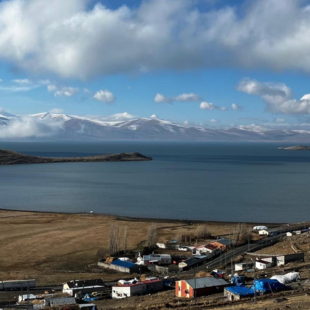Sıcaklıklar mevsim normali üzerinde; Çıldır Gölü de donmadı