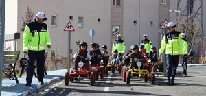 Geleceğin sürücüleri trafik parkurunda