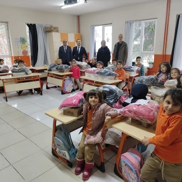 Bilecikli hayırseverden öğrencilere mont ve bot desteği