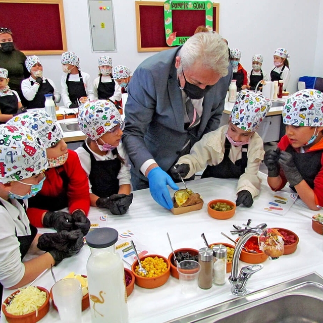 Çeşme'de öğrenciler, velileri ile kumpir etkinliğinde buluştu