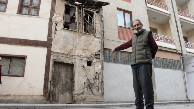 İki bina arasında sıkışan 2 metre enindeki metruk ev dikkat çekiyor