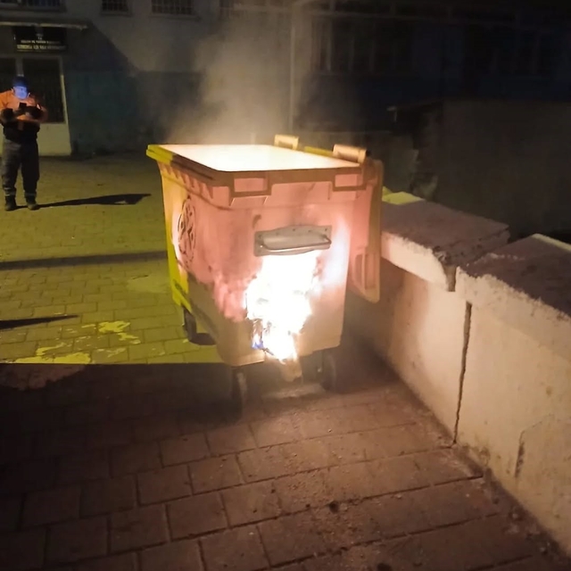 Başkan Zencirci uyarmıştı, bu kez çöp konteynerini ateşe verdiler