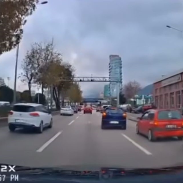 Motorcunun ölümden döndüğü anlar kamerada