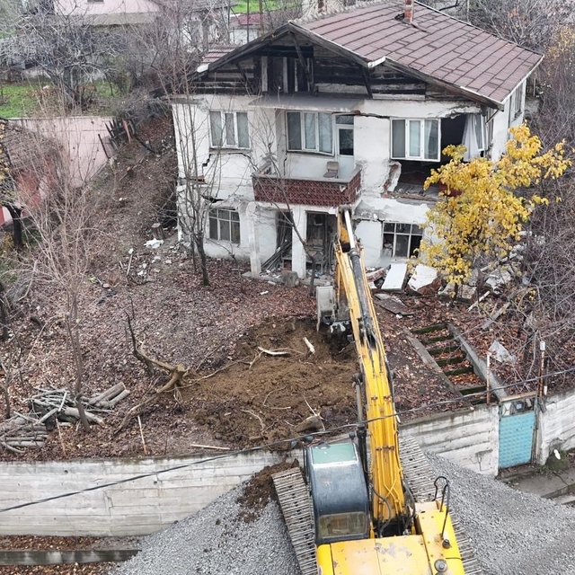 Karabük'te tehlikeli yapıların yıkımı sürüyor