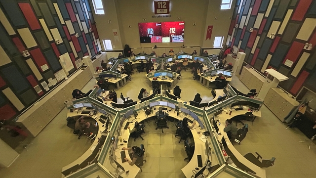 Van 112 Acil Çağrı Merkezi bu yıl 1 milyon 277 bin çağrı karşıladı
Van 112'de asılsız çağrılar yüzde 75'e geriledi
Van'da bilinçlendirme çalışmaları sonuç verdi: Asılsız çağrılar azalıyor