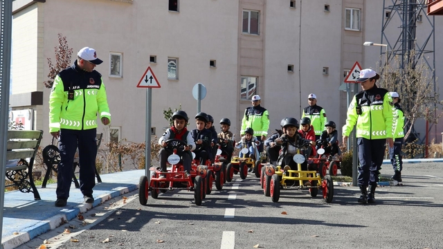 Geleceğin sürücüleri trafik parkurunda