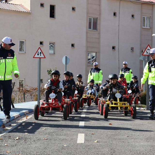Geleceğin sürücüleri trafik parkurunda
