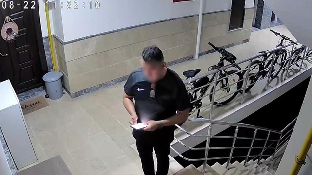 Katil zanlısı Kıbrıs'ta eşini tehdit ettiği için 4 ay, kayınvalidesini dövdüğü için 2 ay cezaevinde kalmış
Eşini öldürmek için gittiği apartmanda bina görevlisinin eşini öldüren emekli başçavuş tutuklandı