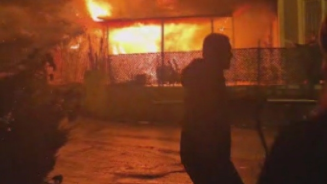 Deprem sonrası inşa ettikleri evlerinde alevler içinde kalan aile korku dolu anlar yaşadı