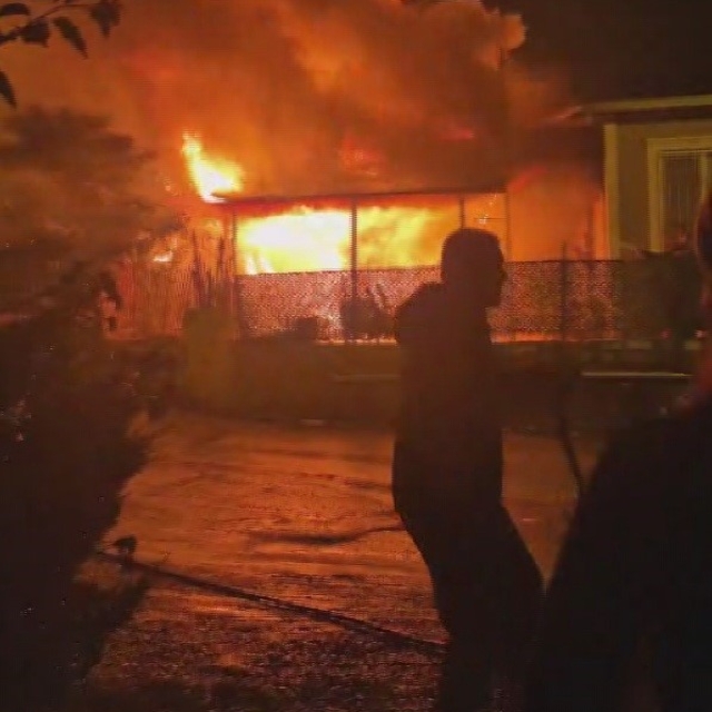 Deprem sonrası inşa ettikleri evlerinde alevler içinde kalan aile korku dol...