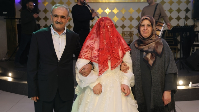 Down sendromlu Şevval'in düğün ve gelinlik hayali gerçek oldu
Elazığ Belediye Başkanı Şahin Şerifoğulları, Down sendromlu Şevval'in gelinlik hayalini gerçekleştirdi