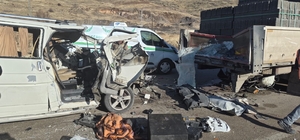 Hafif ticari araç, TIR'a arkadan çarptı: 3 ölü