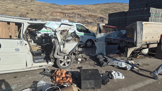 Hafif ticari araç, TIR'a arkadan çarptı: 3 ölü