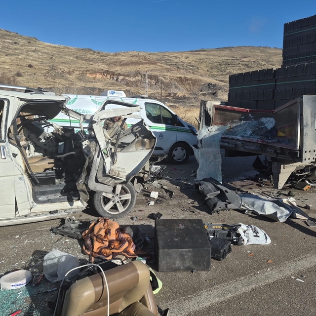 Hafif ticari araç, TIR'a arkadan çarptı: 3 ölü