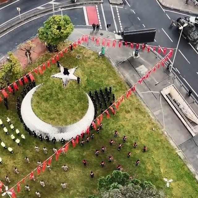 Çevik kuvvet personelinden şehitler için anlamlı anma