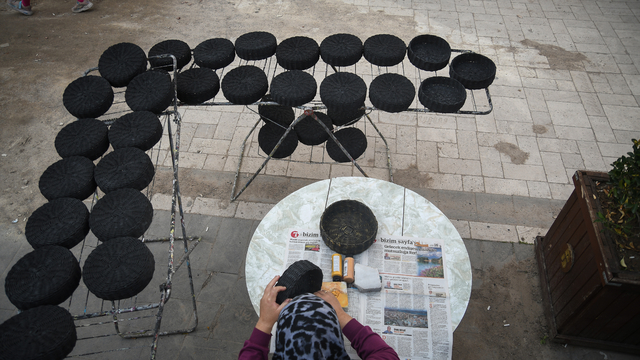 Sındırgılı kadınlar atık gazeteleri sepete dönüştürüyor