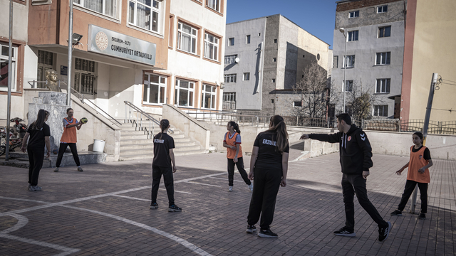 Parke taşında hentbol oynamaya başlayan Oltulu kızlar lisanslı sporcu oldu