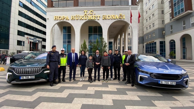 Kaymakamdan öğrencilere Togg'un yeni modeli ile şehir turu