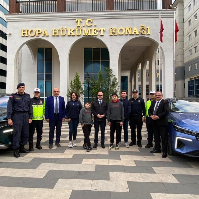 Kaymakamdan öğrencilere Togg'un yeni modeli ile şehir turu