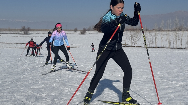 Hakkarili kayakçılar karlı arazide yarışlara hazırlanıyor