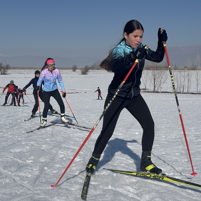 Hakkarili kayakçılar karlı arazide yarışlara hazırlanıyor