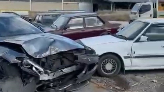 Temizlenmesi için bırakılan lüks otomobili izinsiz alıp 3 araca çarptı: 1 yaralı
Kaza anları güvenlik kamerasına yansıdı