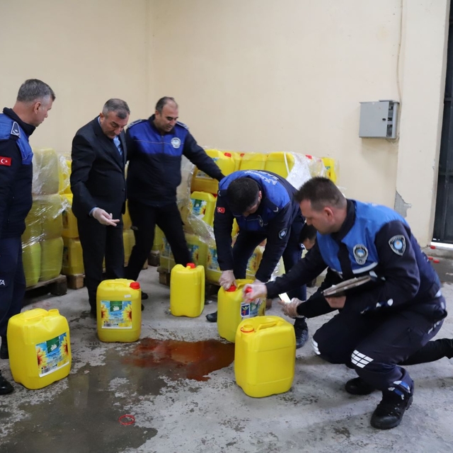 İhraç edilmek üzere hazırlanan su karıştırılmış 73 bin litre sıvı yağ ele g...