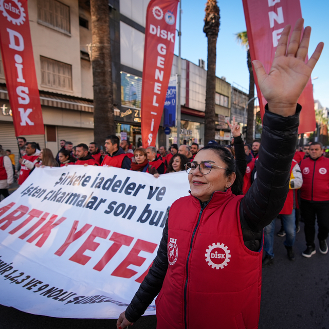 İzmir'de ücretsiz izne çıkarıldıktan sonra işbaşı yaptırılmayan işçiler eyl...