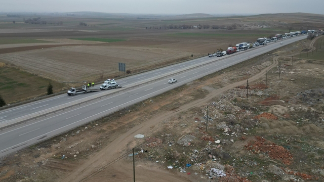 Maddi hasarlı kaza kara yolunu tek yönlü ulaşıma kapattı