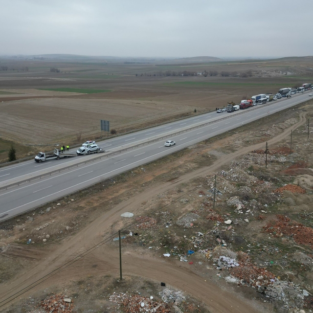 Maddi hasarlı kaza kara yolunu tek yönlü ulaşıma kapattı
