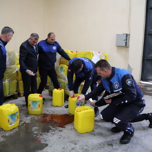 Yurt dışına yağ diye su göndereceklerdi
Mersin'de bir depoya düzenlenen ope...