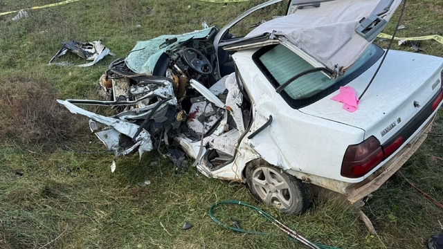 İzmir'de otomobiller çarpıştı; sürücülerden biri öldü, diğeri yaralandı