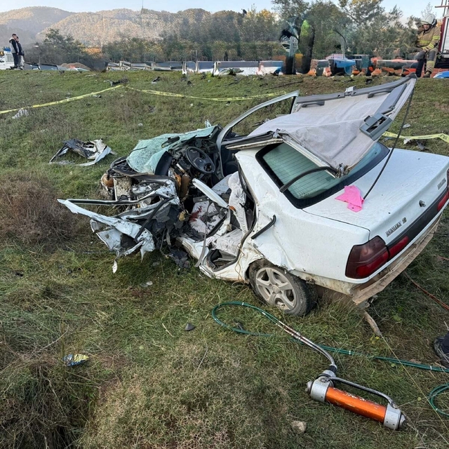 İzmir'de otomobiller çarpıştı; sürücülerden biri öldü, diğeri yaralandı