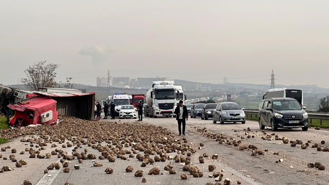 Şeker pancarı yüklü tır 2 araca çarpıp devrildi: 1'i ağır 5 yaralı
