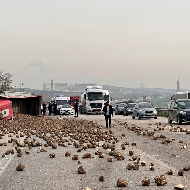Şeker pancarı yüklü tır 2 araca çarpıp devrildi: 1'i ağır 5 yaralı