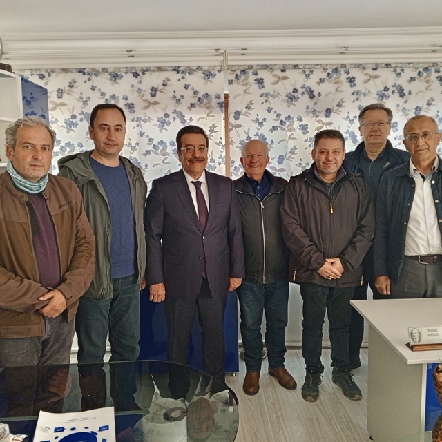 Burhaniye Kaymakamı Atilla'dan eğitim faaliyetlerini destekleme derneğine z...