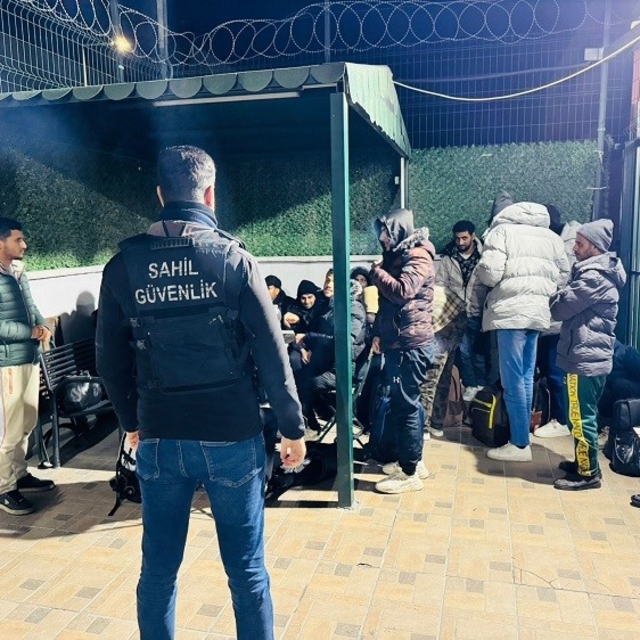 İzmir'de 20 düzensiz göçmen ve 1 göçmen kaçakçısı yakalandı