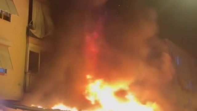 Antalya'da 2 cana malolan spotçu yangında tüyler ürperten iddia: "Yanmaya hazır mısınız"
2 kişinin hayatını kaybettiği yangında sanığa 'olası kastla öldürme' suçlaması
Spotçu dükkanında çıkan yangın 2 kişinin ölümüyle sonuçlandı
"Sen benim 100 liramı mı yiyeceksin, yanmaya hazır mısınız" dediği iddia edilen sanık savunmasında suçlamaları reddetti