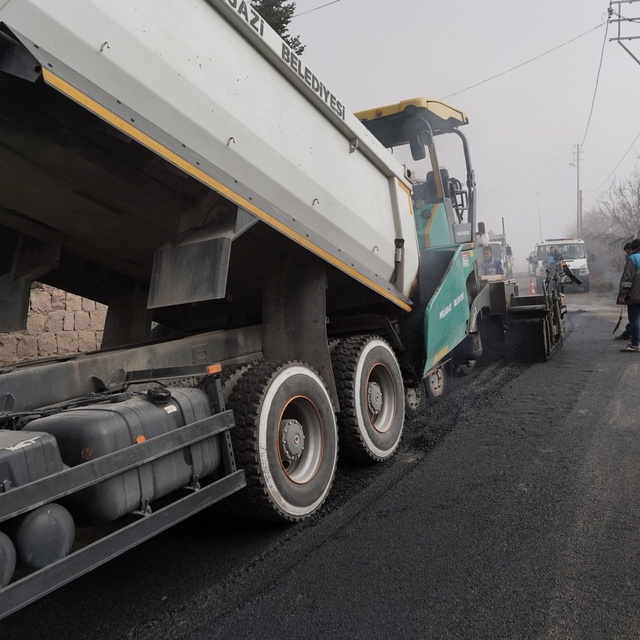 Melikgazi Belediyesi, yol çalışmaları ile ulaşımı daha konforlu hale getiri...
