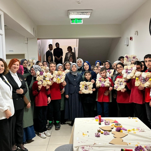 Özel öğrenciler kaynaştı sergi ilgi topladı