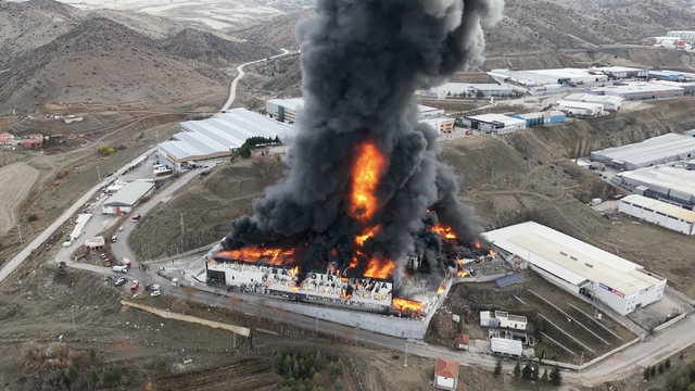 Kırıkkale'deki kimya fabrikasındaki yangına müdahale sürüyor