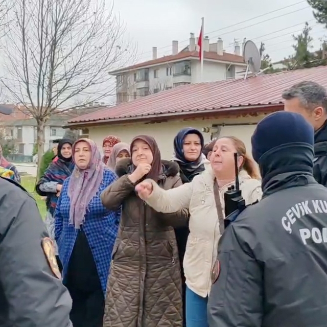 Kadınlardan mahalleye yapılacak baz istasyonuna ve erkeklere tepki